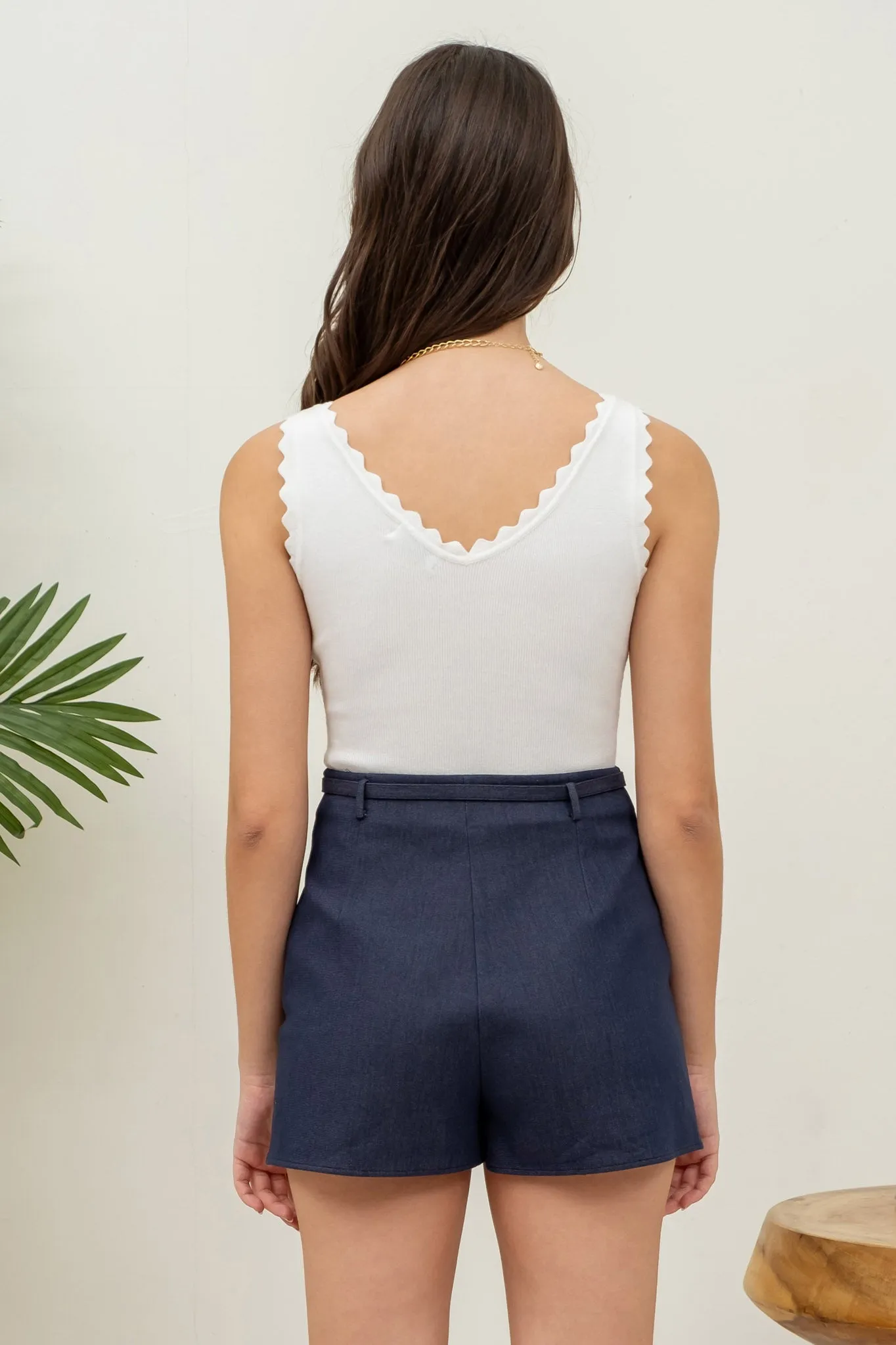 SCALLOP EDGE SLEEVELESS SWEATER KNIT CROP TOP