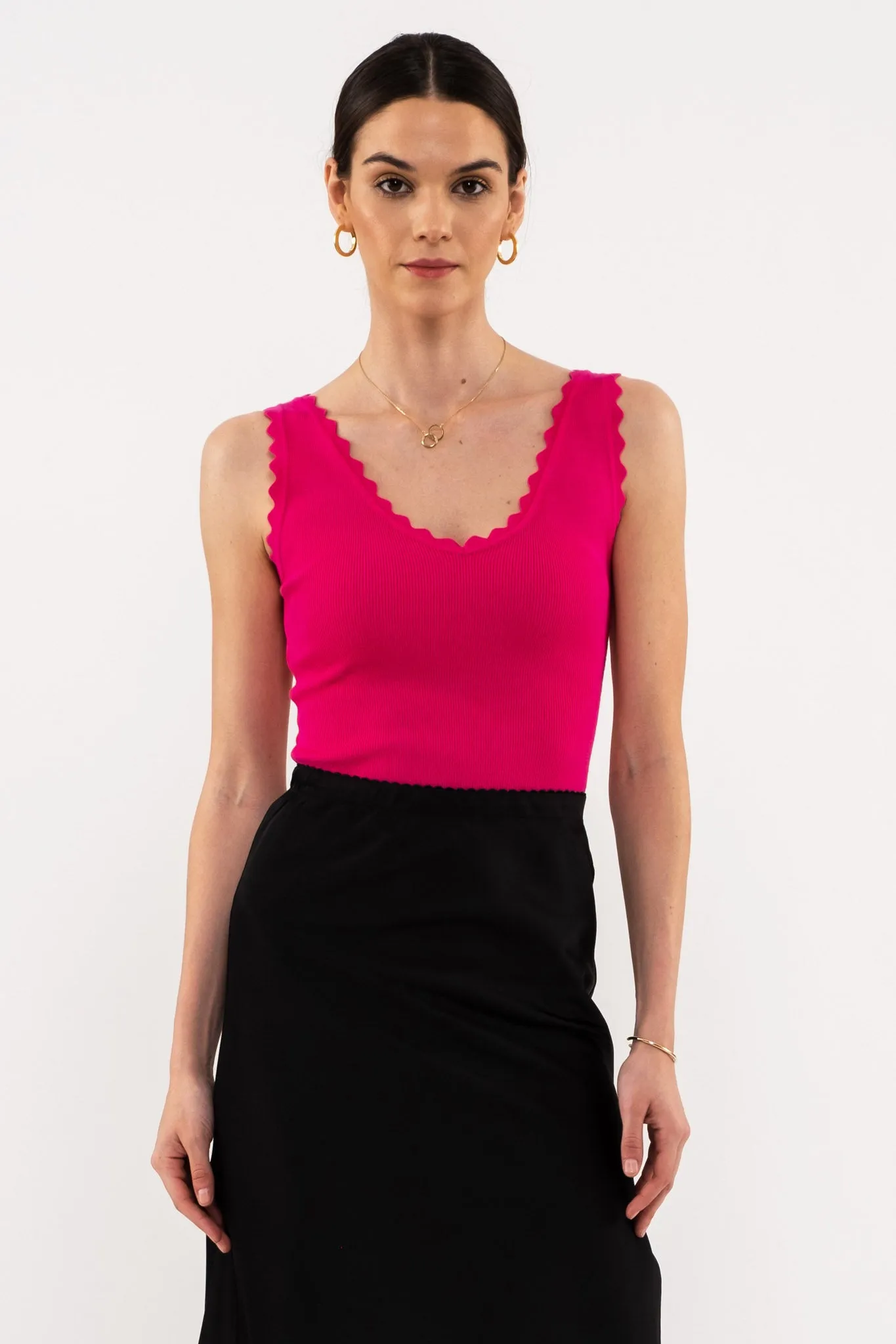 SCALLOP EDGE SLEEVELESS SWEATER KNIT CROP TOP