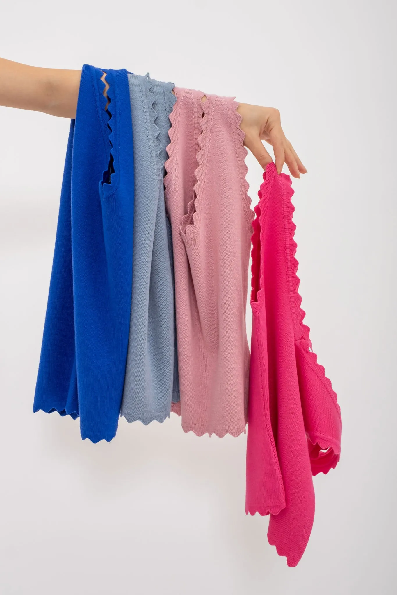 SCALLOP EDGE SLEEVELESS SWEATER KNIT CROP TOP