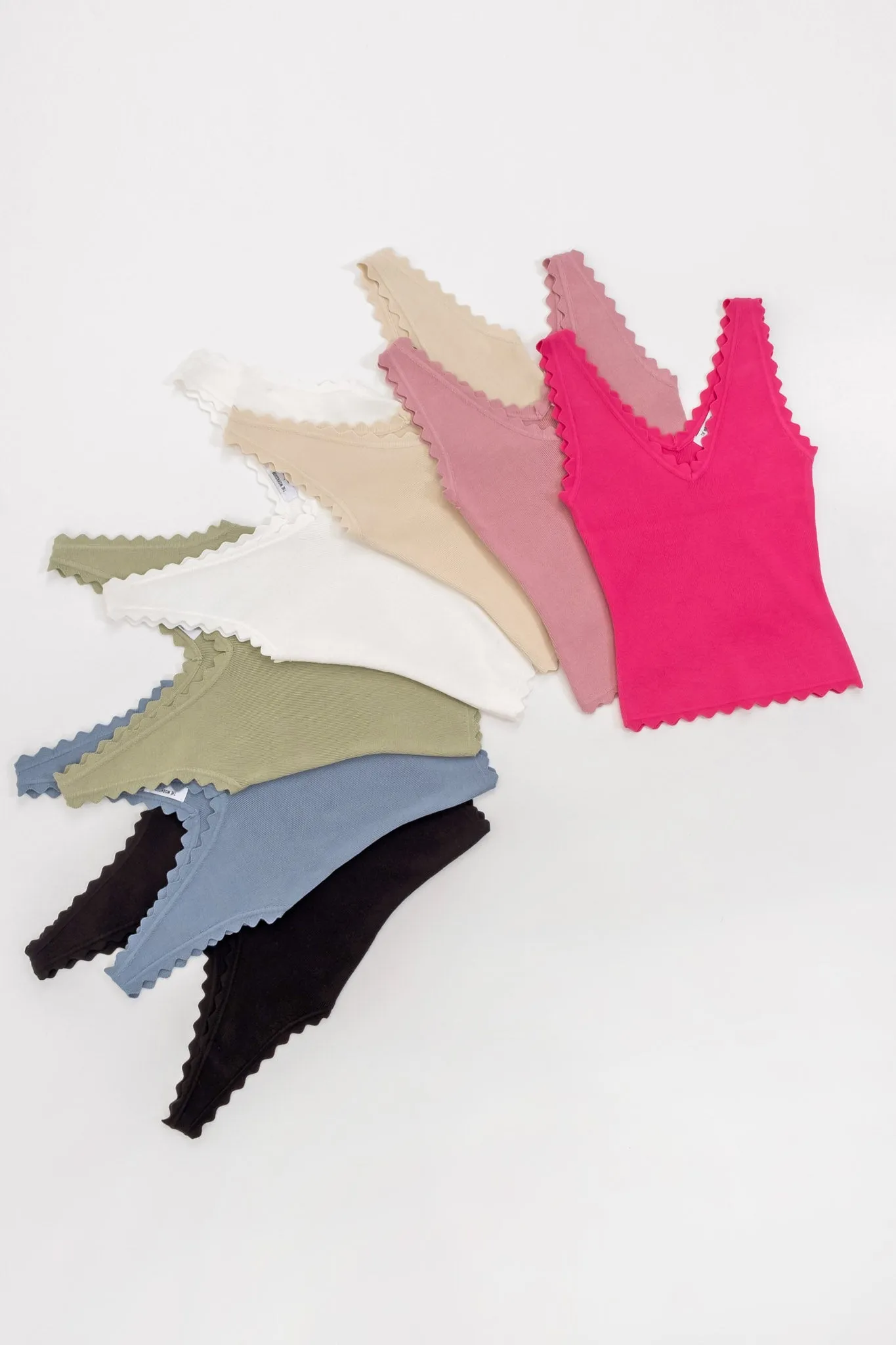 SCALLOP EDGE SLEEVELESS SWEATER KNIT CROP TOP
