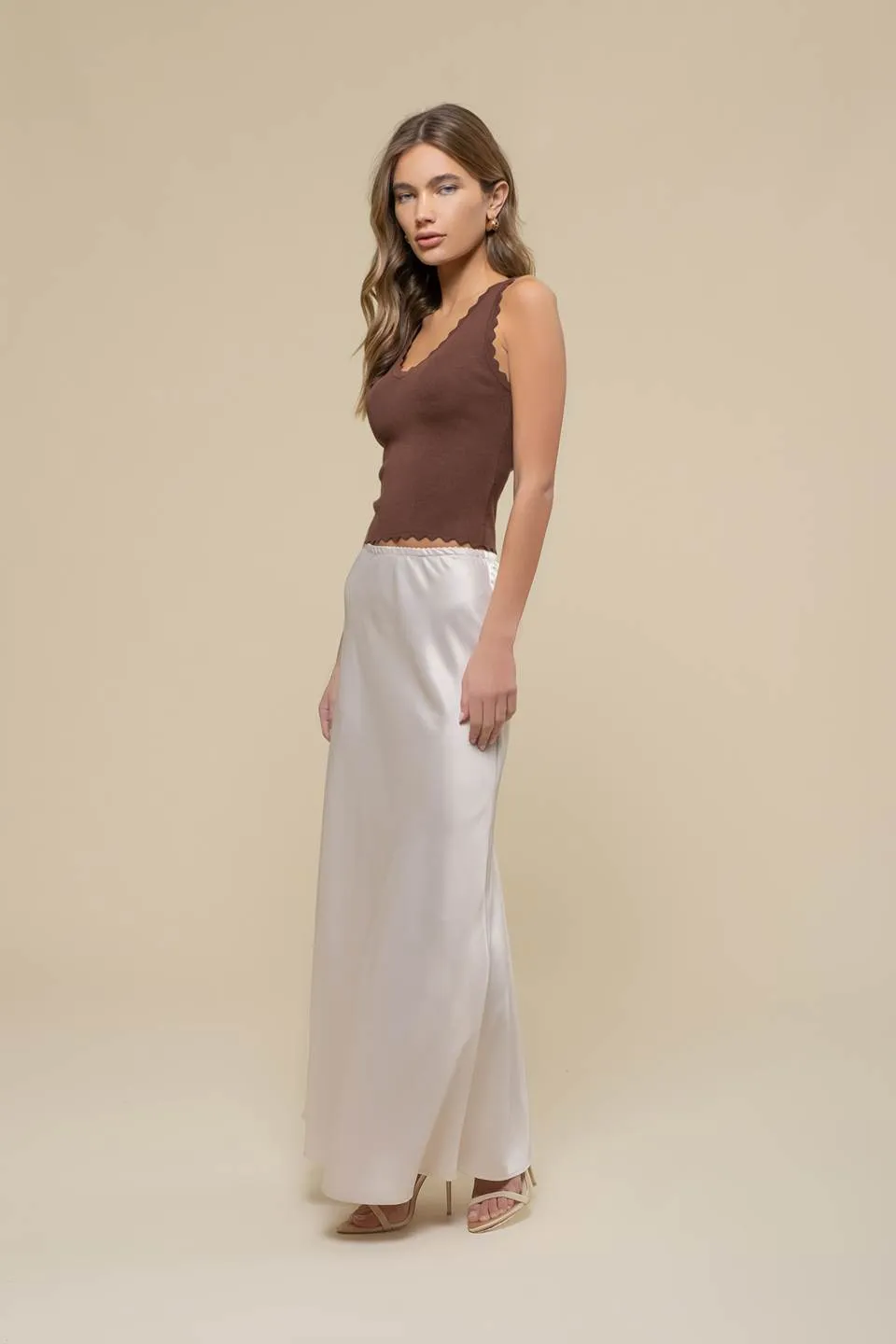 SCALLOP EDGE SLEEVELESS SWEATER KNIT CROP TOP