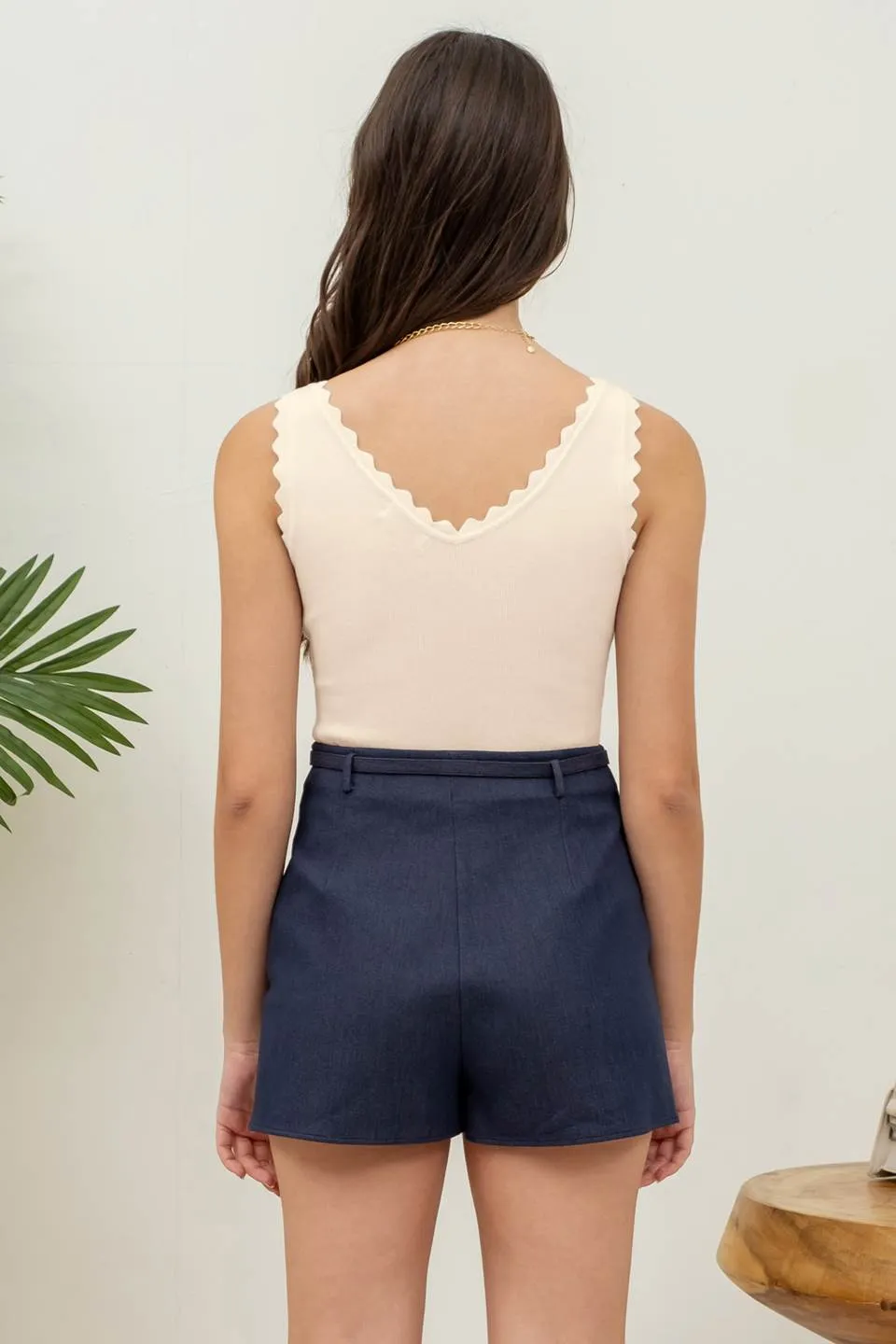 SCALLOP EDGE SLEEVELESS SWEATER KNIT CROP TOP